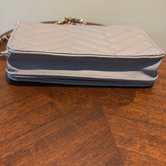 Bebe   Crossbody bag  quilted front and back  vegan leather  gray/ gold tone EUC - Picture 8 of 16